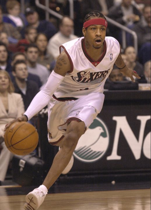 上海海港实现三连冠，申花亚军，梅州客队降级，亚冠表现不佳，山东泰山机会最大。