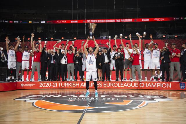 队友羡慕你留洋吗？王博豪：羡慕，我出去有房住