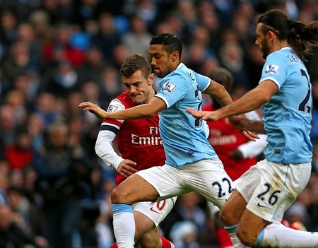 有爱，埃德森用手语向一名聋哑女球童示意：我爱你