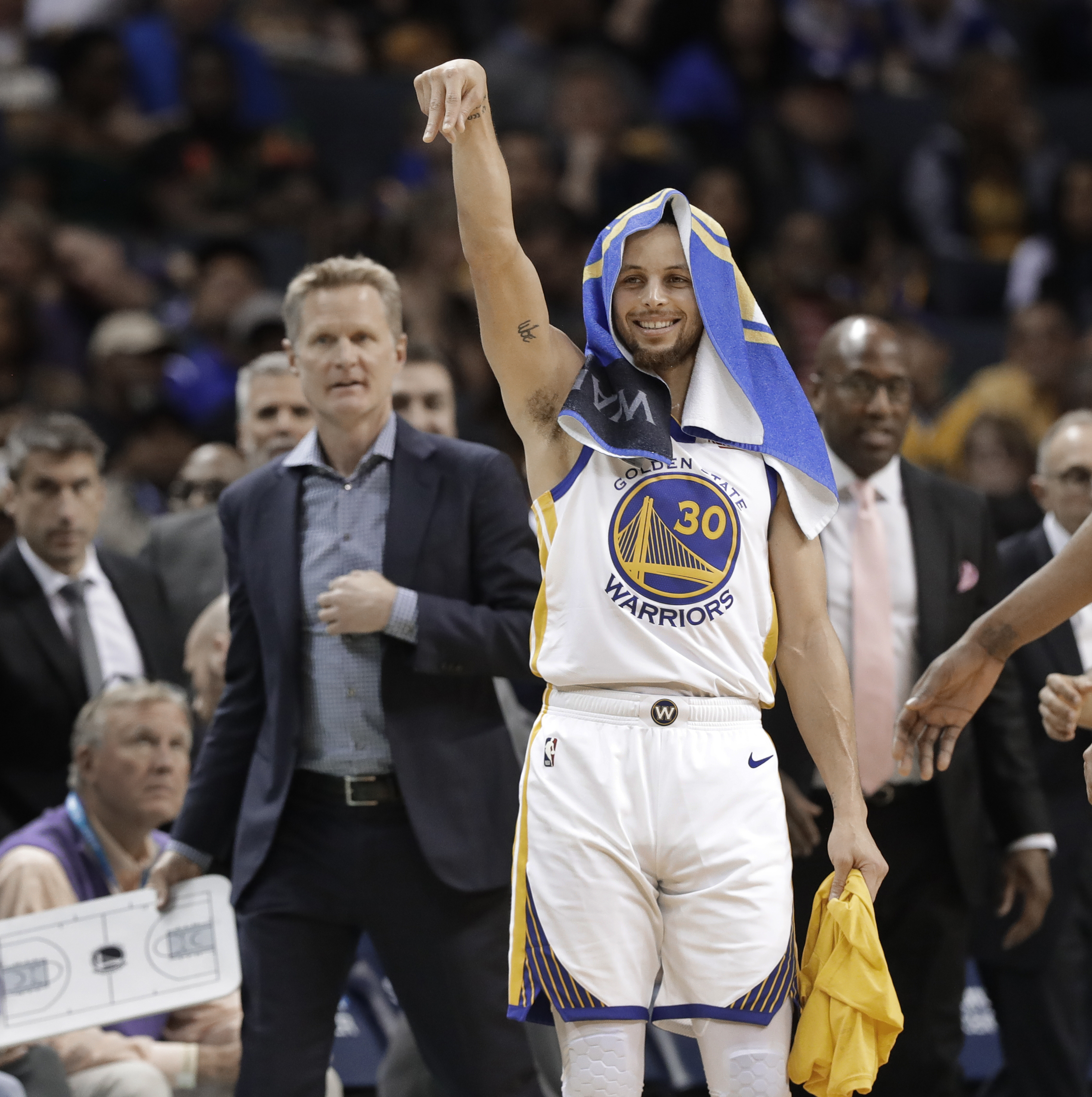 广州马拉松：男子冠军刷新赛会纪录