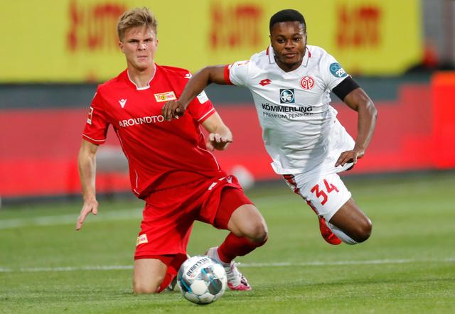 整活，布拉格斯拉维亚把梅西回诺坎普的背景P成自家主场