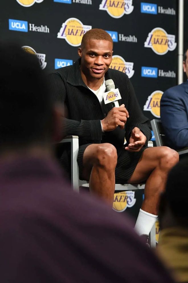 绝杀球无价之宝！37岁库里又成勇士顶梁柱，砍31+7+7轻取扬尼斯