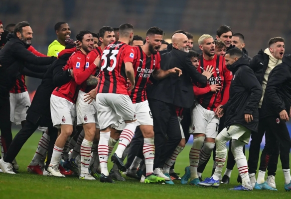 罗伊·哈勒戴在费城人投出完全比赛，该赛季其统治力达到职业生涯最高点