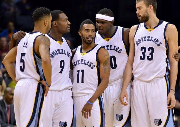 精准定位！胡明轩收下篮板直接四分卫长传 萨姆纳快下轻松上篮