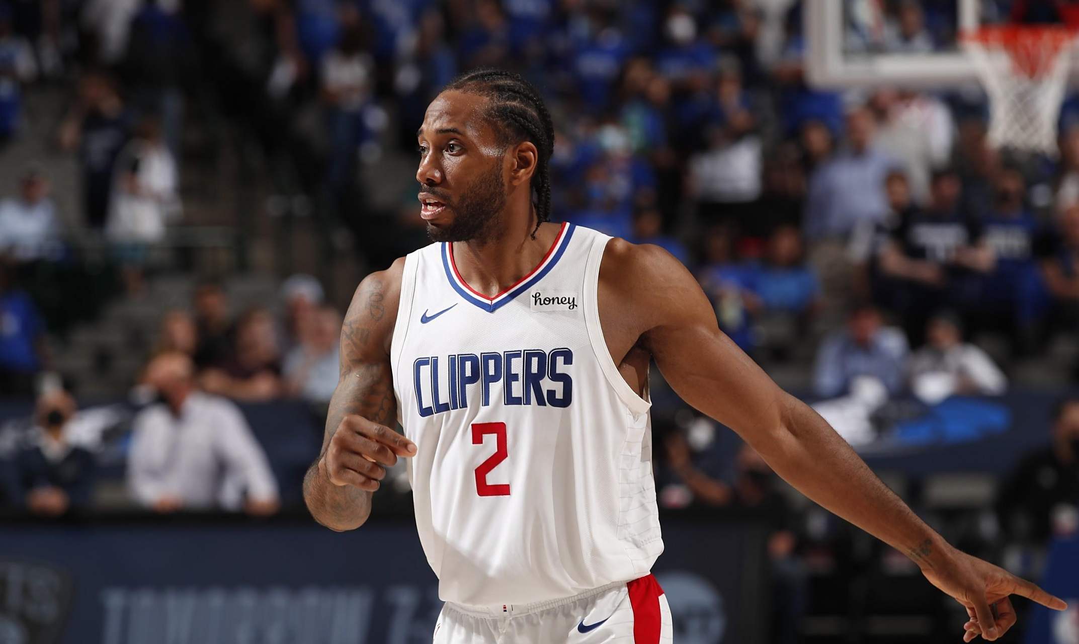 湖人胜利背后，詹姆斯强调两大重点，雷迪克坦率评价，东契奇展现高情商