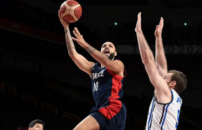 为什么外野手回传本垒时必须精准预判球的“弹跳高度”